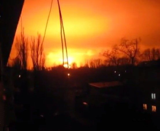 &quot;Было видно огненный гриб&quot;: в Донецке прогремел мощный взрыв