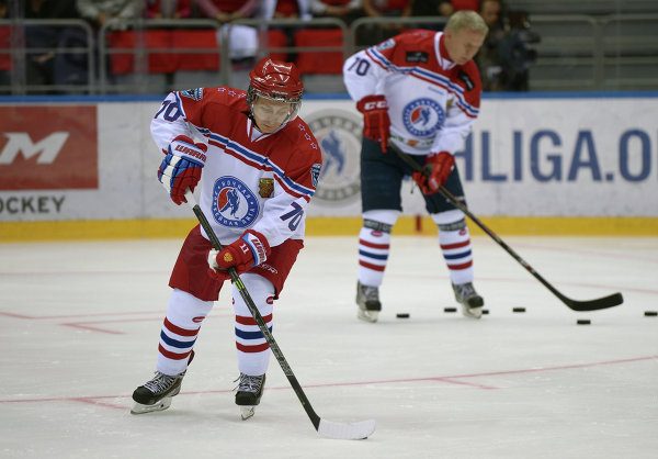 Путин вышел на лед в матче Ночной хоккейной лиги