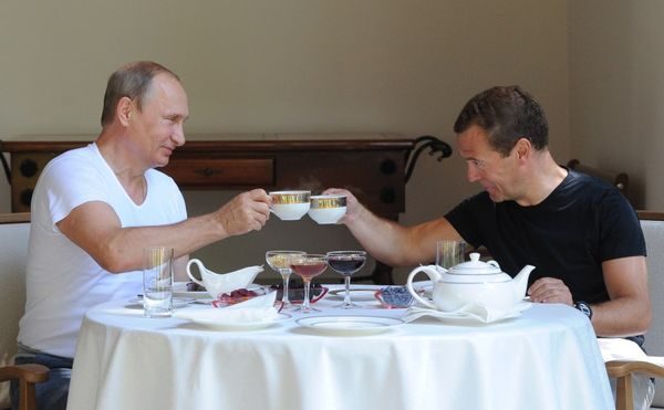 Медведев вновь заменит Путина