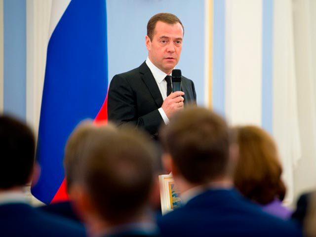 Медведев призвал депутатов отказаться от компенсации по зарплате