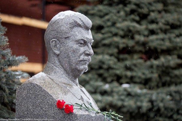 &quot;Помер тот&quot;: Москвичи принесли 4 тысячи гвоздик к могиле Сталина у кремлевской стены