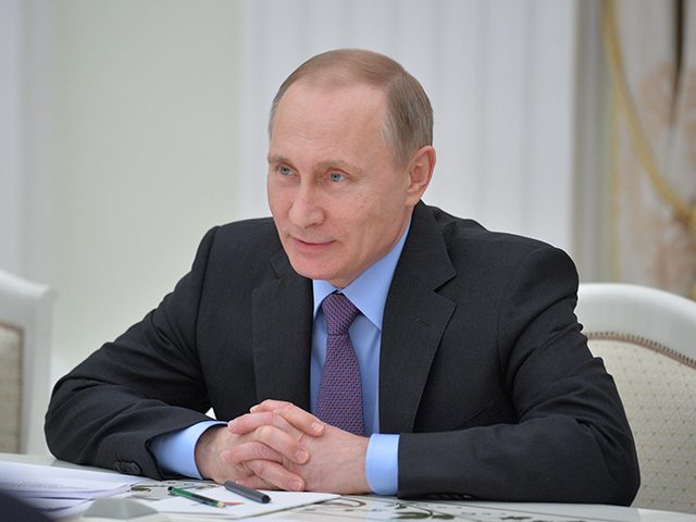 Путин поздравил россиянок с 8 марта