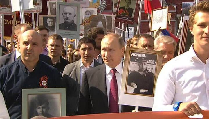 Владимир Путин присоединился к &quot;Бессмертному полку&quot; с портретом отца