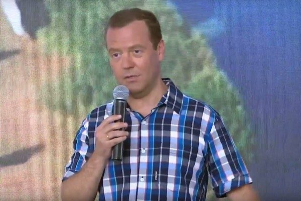 Медведев посоветовал недовольным зарплатой учителям идти в бизнес