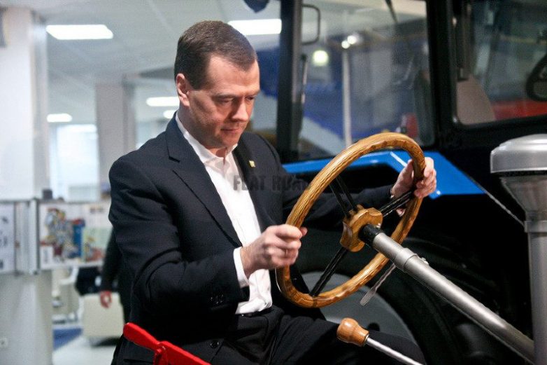 Медведев считает, что в каждой российской семье есть автомобиль