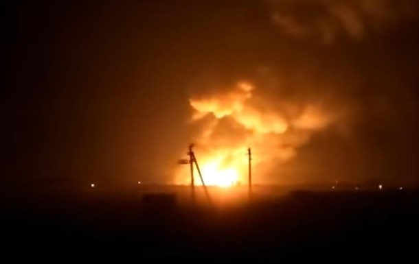 На крупнейшем военном складе Украины взрываются боеприпасы