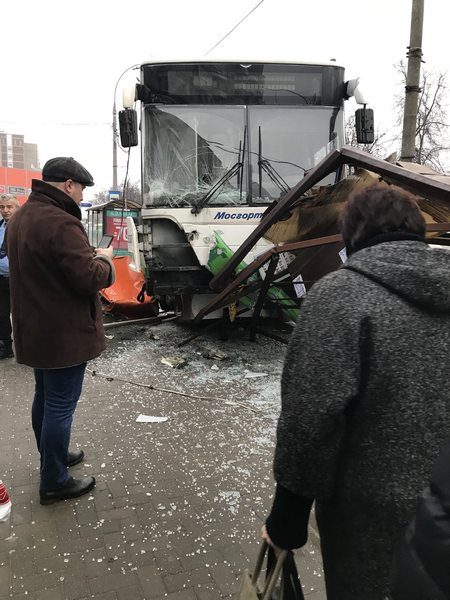 В Москве автобус снес остановку с людьми