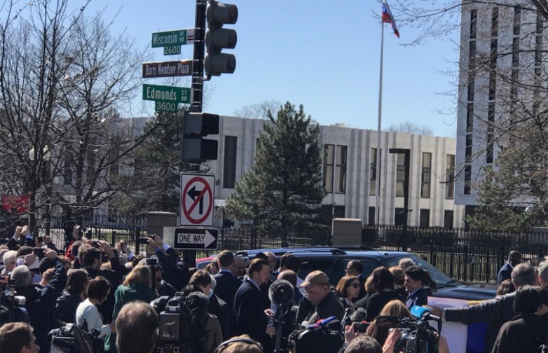 Напротив посольства России в Вашингтоне открыли площадь Немцова