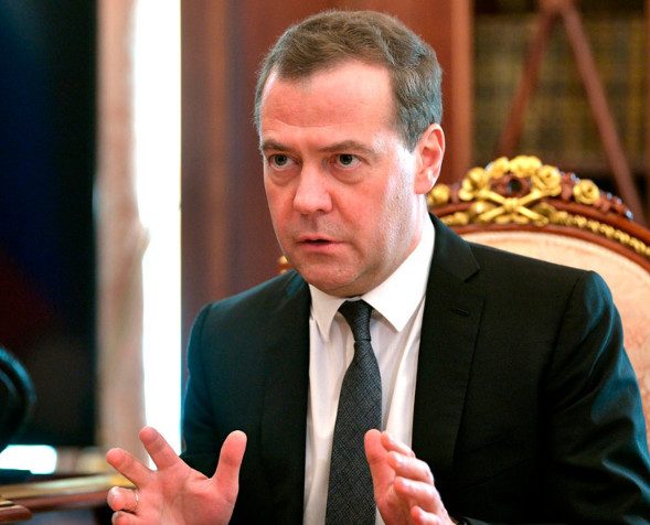 Медведев доложил Путину об «абсолютно стабильной» экономике России