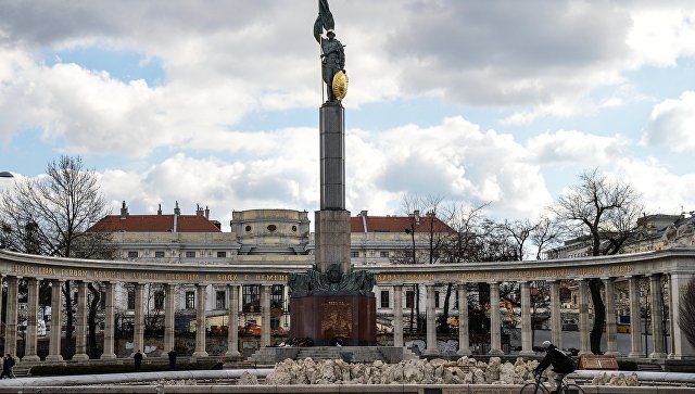Российские туристы помешали вандалам осквернить памятник советским воинам в Вене