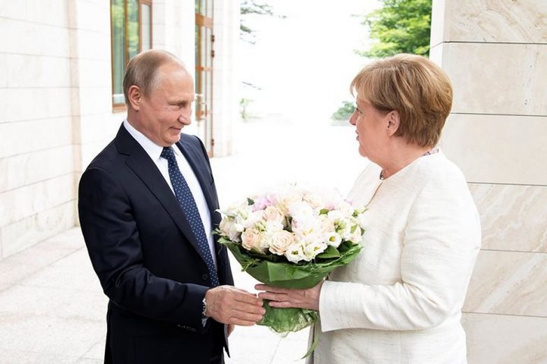 СМИ ФРГ расценили букет для Меркель как «оскорбление»