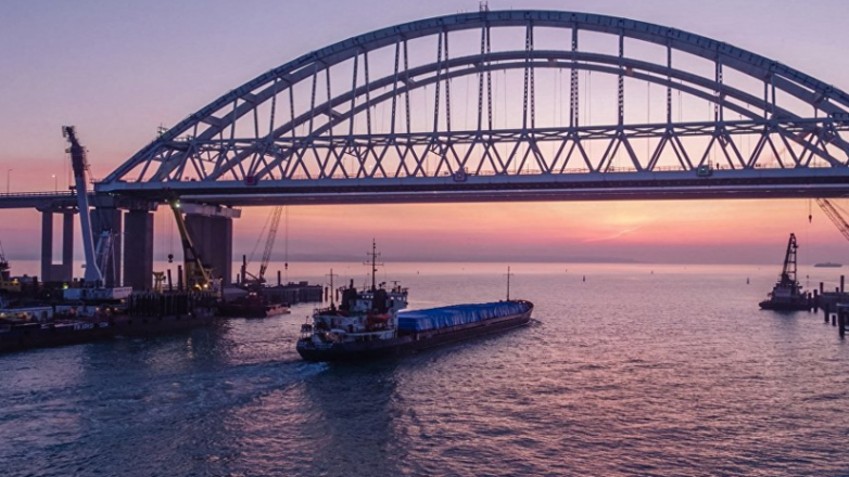 Плавучий кран врезался в опору Крымского моста