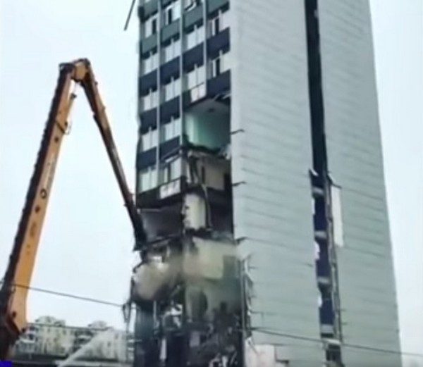 В Москве многоэтажный бизнес-центр рухнул на проезжую часть
