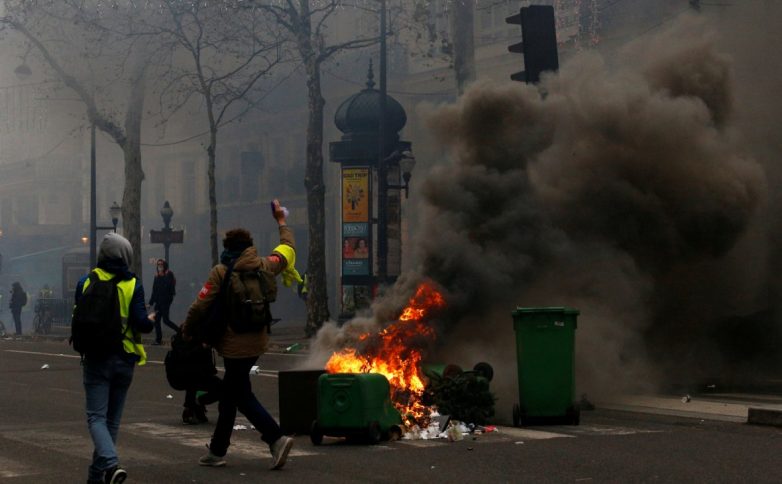 Украина обвинила Россию в организации протестов во Франции