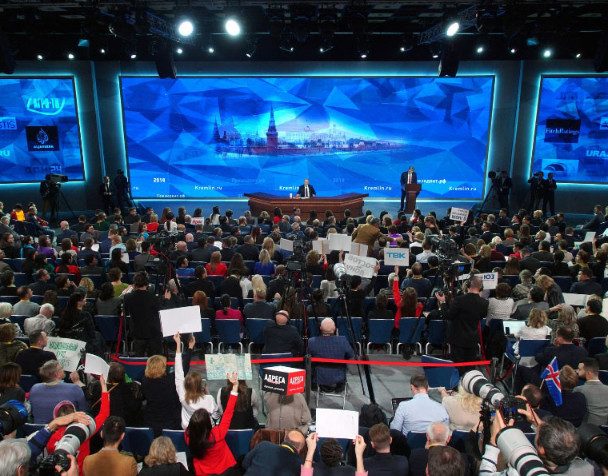Песков пожаловался, что под видом журналистов на пресс-конференцию с Путиным пришли клеветники и жалобщики