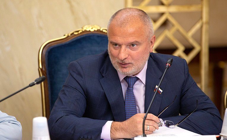 Депутаты отложат рассмотрение законопроектов Клишаса после его слов о «Госдуре»