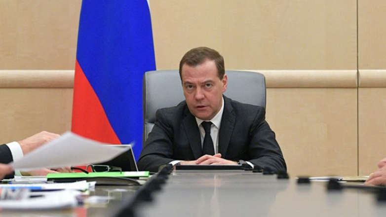 Медведев считает, что длинные новогодние каникулы плохо влияют на экономику страны