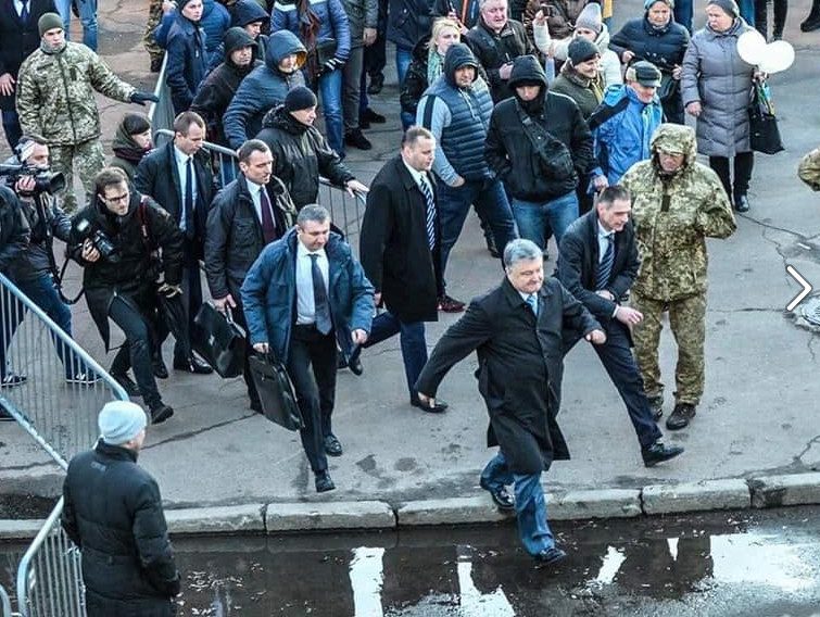 Порошенко сбежал с митинга в Житомире из-за националистов