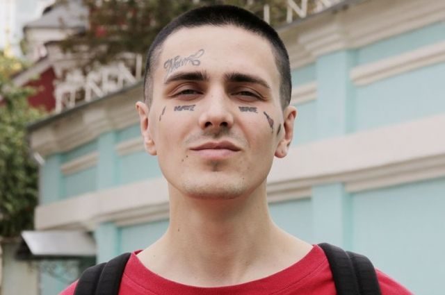 «Откосил» от армии: военкомат счел татуировки на лице рэпера психическим расстройством
