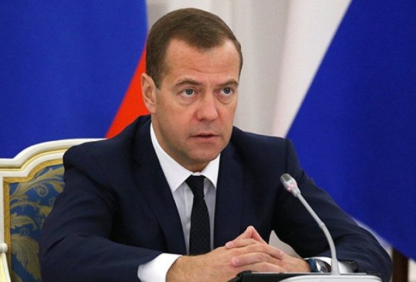 Медведев запретил больницам закупать импортные бинты, подгузники и костыли