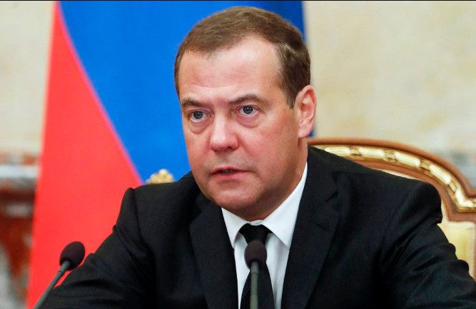 Медведев потребовал отменить «банковский роуминг» в России