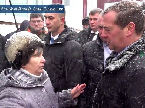 Жительница алтайского села, упавшая на колени перед Медведевым, объяснила это подножкой силовиков