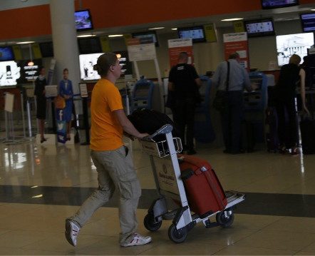 Более половины россиян до 24 лет хотели бы эмигрировать за границу