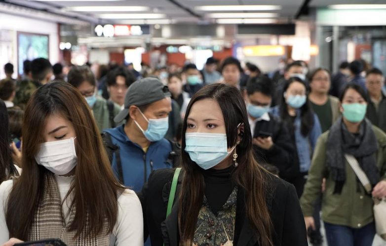 Число погибших от коронавируса в Китае достигло 56 человек, заразились почти 2 тыс.