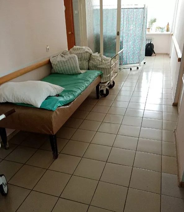 Перипетии здравозахоронения: пациентку из Екатеринбурга лечили в коридоре — умерла через два дня