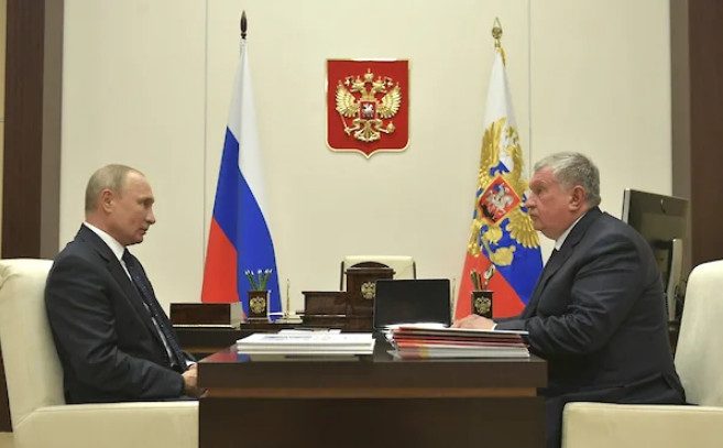 Сечин попросил у Путина снизить тарифы «Транснефти», перепутав тонны и баррели