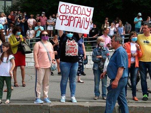Десятки тысяч жителей Хабаровска вышли на митинг в поддержку арестованного губернатора Фургала