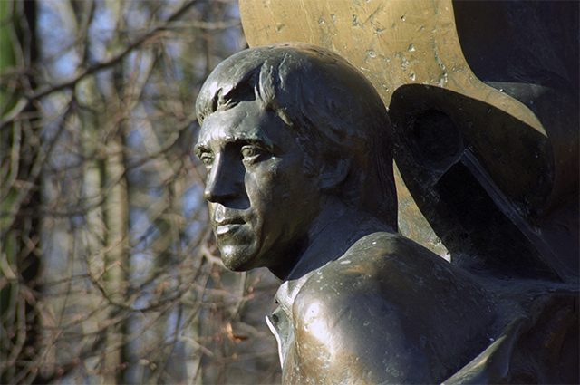Поклонники Высоцкого раскритиковали обновлённый памятник на Ваганьковском кладбище