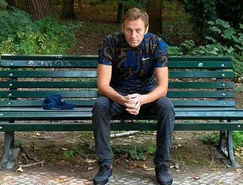 Навальный уверен, что за его отравлением стоял лично Путин
