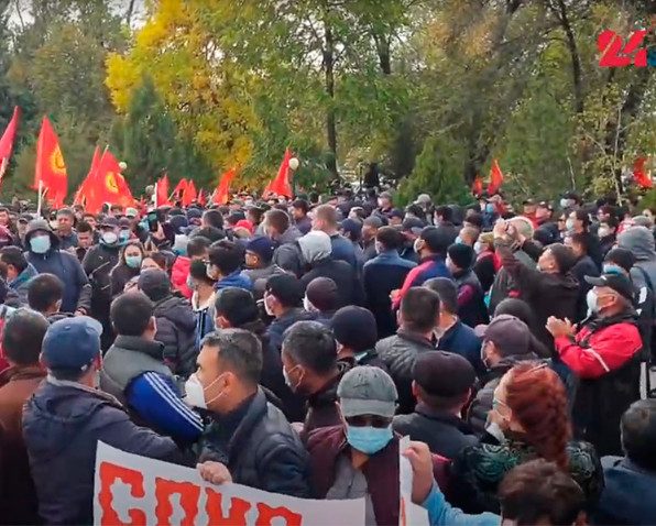 В Бишкеке объявлено чрезвычайное положение, а в город вводят войска