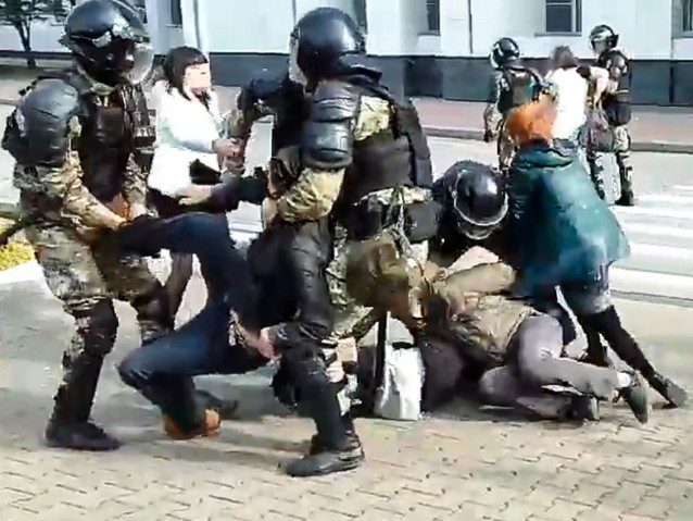 ОМОН жестко разогнал акцию в поддержку Фургала, прошедшую в Хабаровске