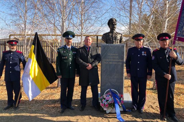 Как на улице комдива Чапаева поставили памятник его убийце