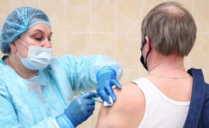 «Если хочешь спокойно жить, то придется вакцинироваться»: как россиян «убеждают» прививаться