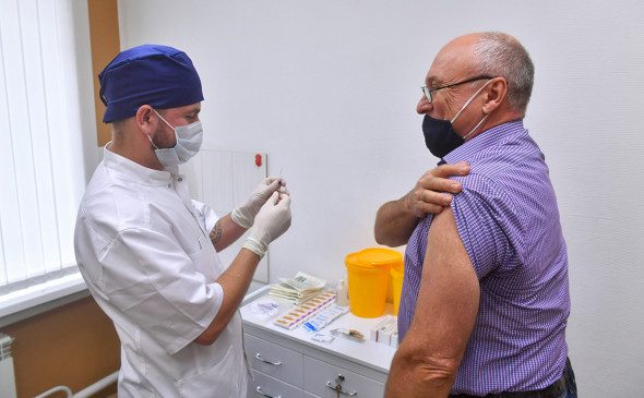 В Роспотребнадзоре рекомендовали привить от гриппа не менее 60% россиян