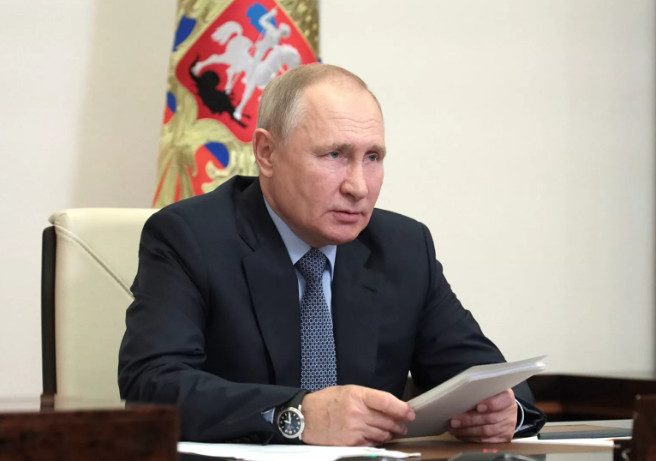 Путин допустил к госслужбе чиновников с двойным гражданством