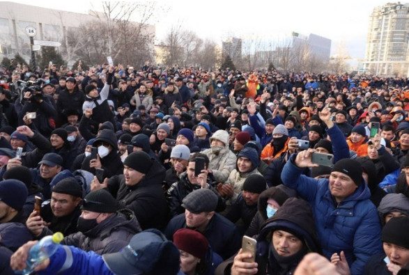 Протесты в Казахстане из-за повышения цен на газ, на 3-й день стали общенациональными