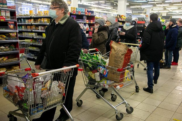 Рубль сильно упал, цены растут: стоит ли закупать продукты и брать кредиты?