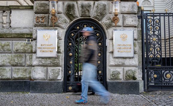 Германия намерена выслать почти 100 российских дипломатов