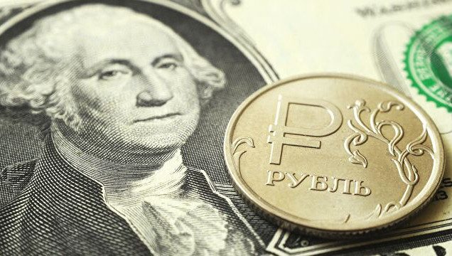 Доллар упал до 65 рублей впервые с февраля 2020 года