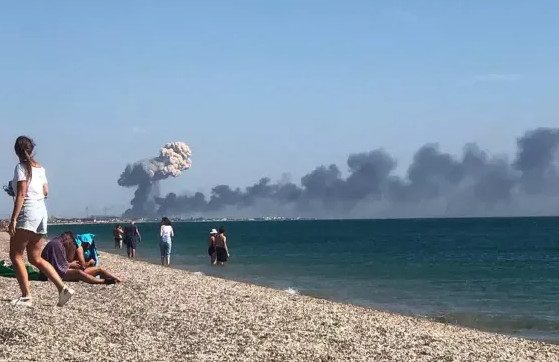 В Крыму в районе военного аэродрома произошла серия взрывов