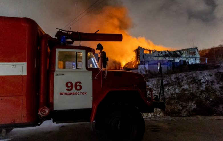 Во Владивостоке на складе площадью около 2 тыс. квадратных метров произошёл пожар