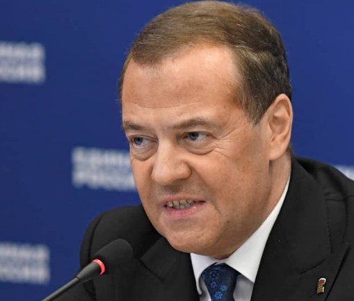 Медведев предложил объявить покинувших страну россиян «врагами общества»