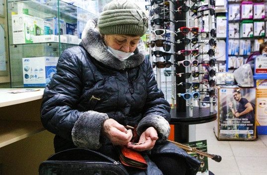 Почти треть пожилых россиян вынужденны постоянно экономить
