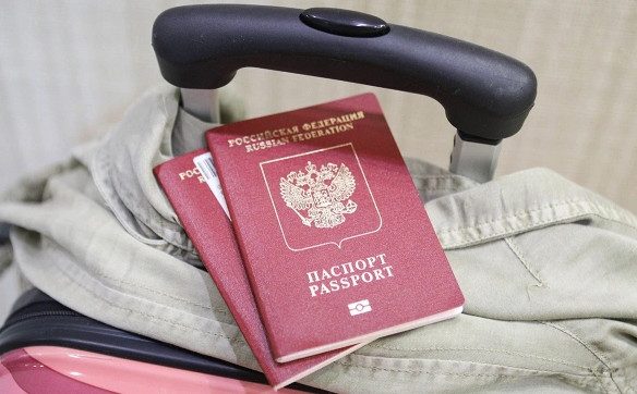 У российских чиновников изымают загранпаспорта