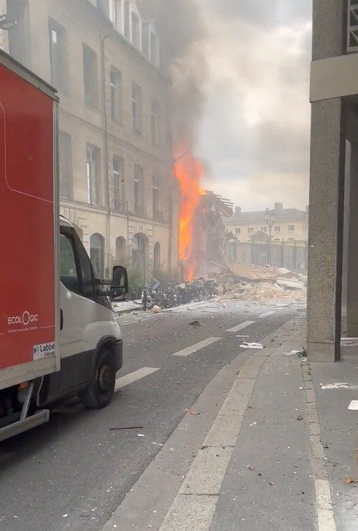 37 человек пострадали при взрыве здания в Париже