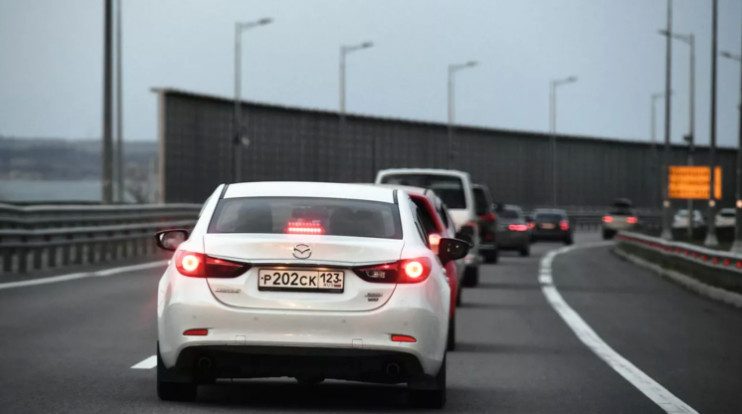 Пробка на подъезде к Крымскому мосту возросла до 13 км